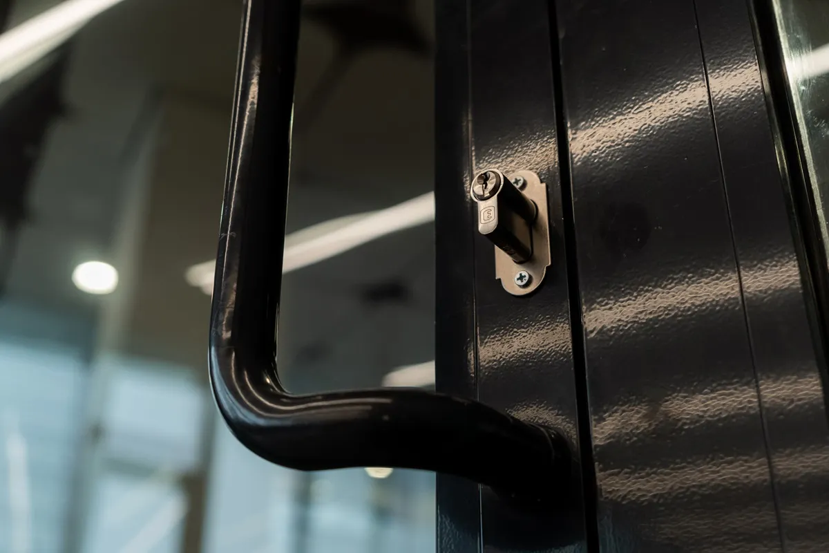 Противопожарные двери  EIWS 60: Защита от дыма и опасных газов