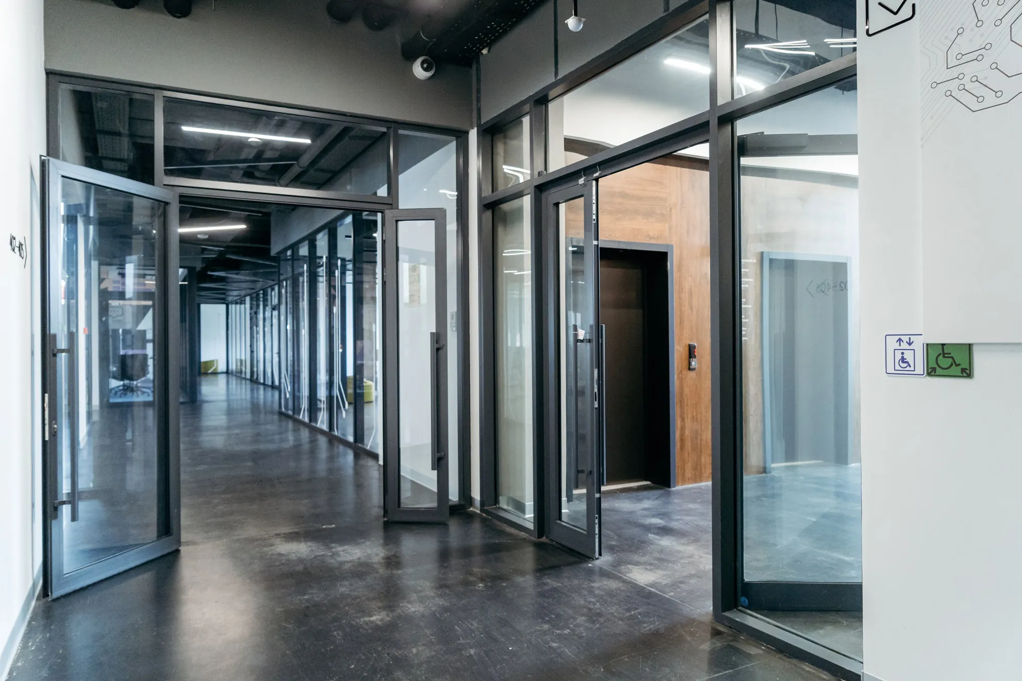 Противопожарные алюминиевые двери