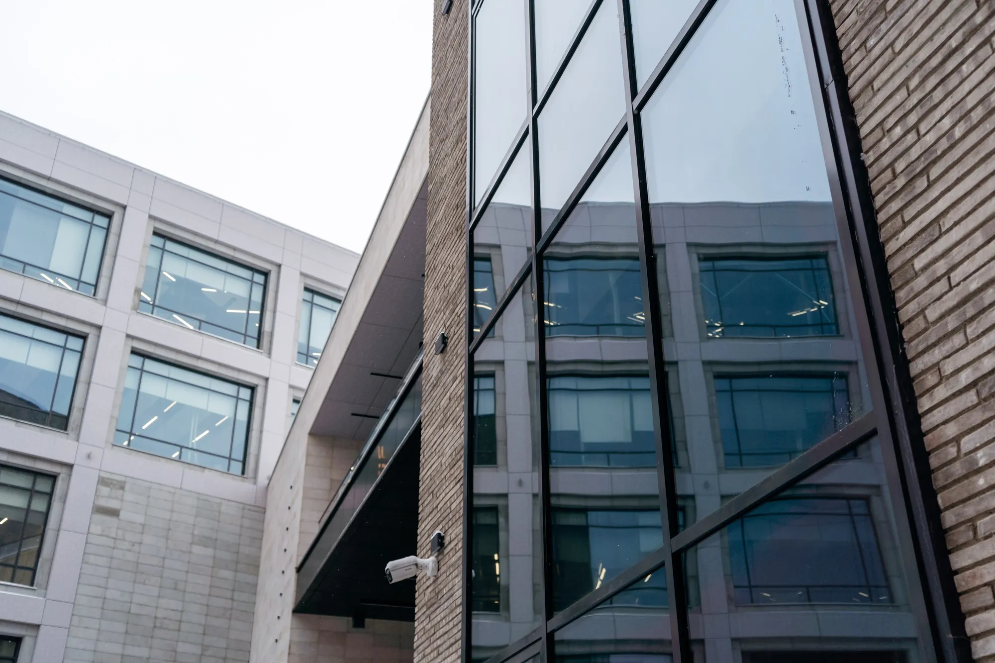 Закаленное стекло E и стеклопакеты EIW в дверях: в чем разница и что выбрать